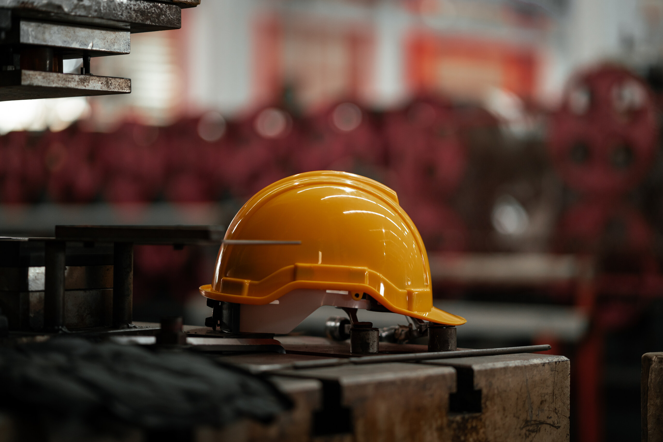 Capacete amarelo de segurança em ambiente industrial