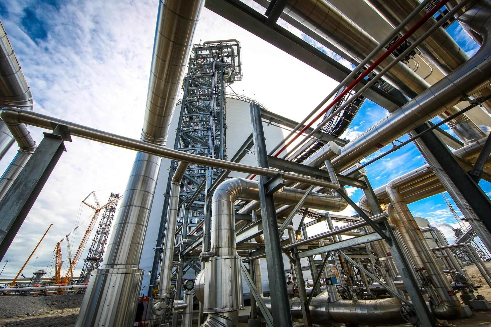Estrutura industrial com tubulações metálicas