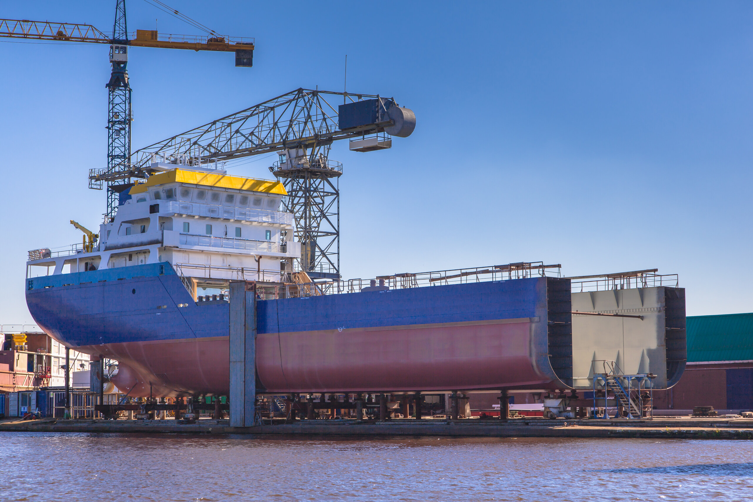 Navio em construção em estaleiro