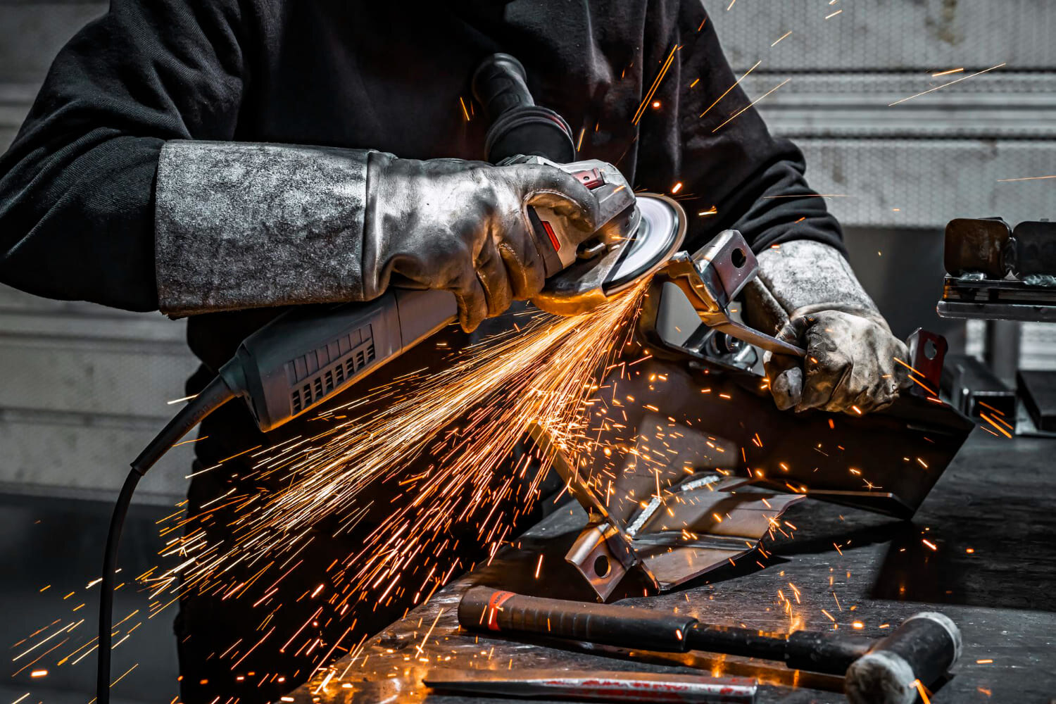 Profissional cortando metal com esmerilhadeira